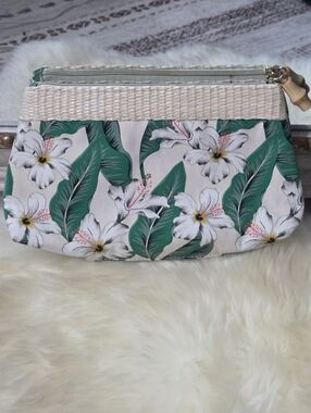 💥4/$15💥 Estee Lauder Floral Cosmetic Zip Pouch in Green & Cream
